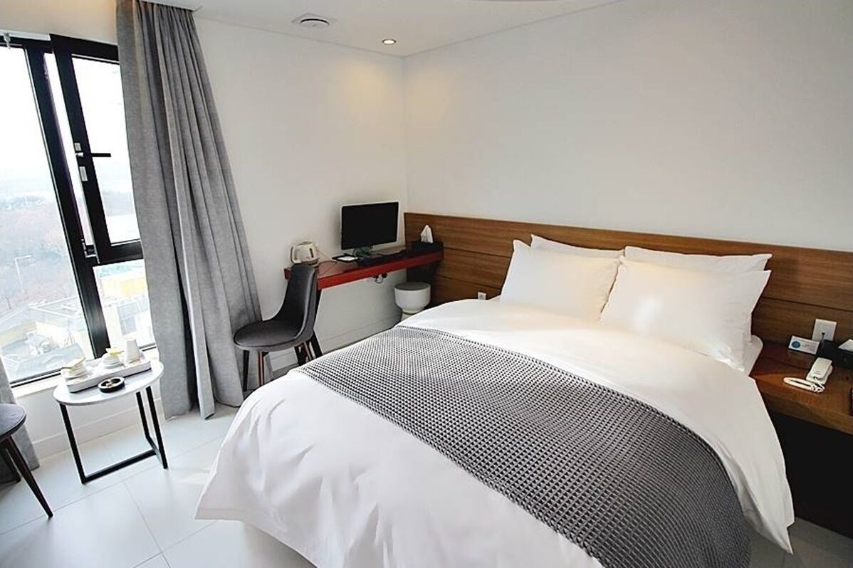 deluxe double room | individually decorated, individually furnished, blackout curtains