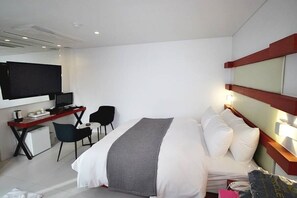 Suite | 1 bedroom, individually decorated, individually furnished