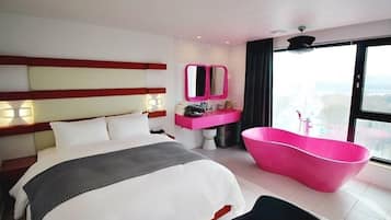 Suite | 1 bedroom, individually decorated, individually furnished