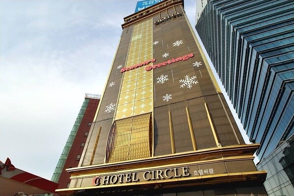 A tall hotel building with a prominent sign reading "Hotel Circle." - Circle Hotel Seoul (Seoul)