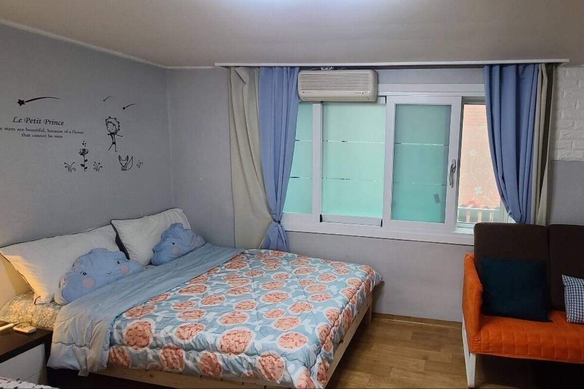 Basic Twin Room | Egyptian cotton sheets, pillow-top beds, individually decorated
