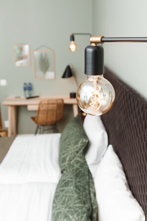 A bedroom with a bed, a desk, and a chair. - Hotell Lassalyckan (Ulricehamn)