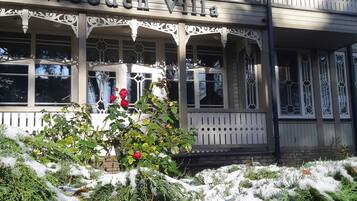 Una edificación con un cartel que dice 'Wooden Villa'.