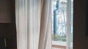 Een kamer met een schuifdeur die uitkomt op een terras.
