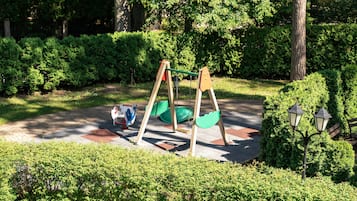 Children’s play area – outdoor