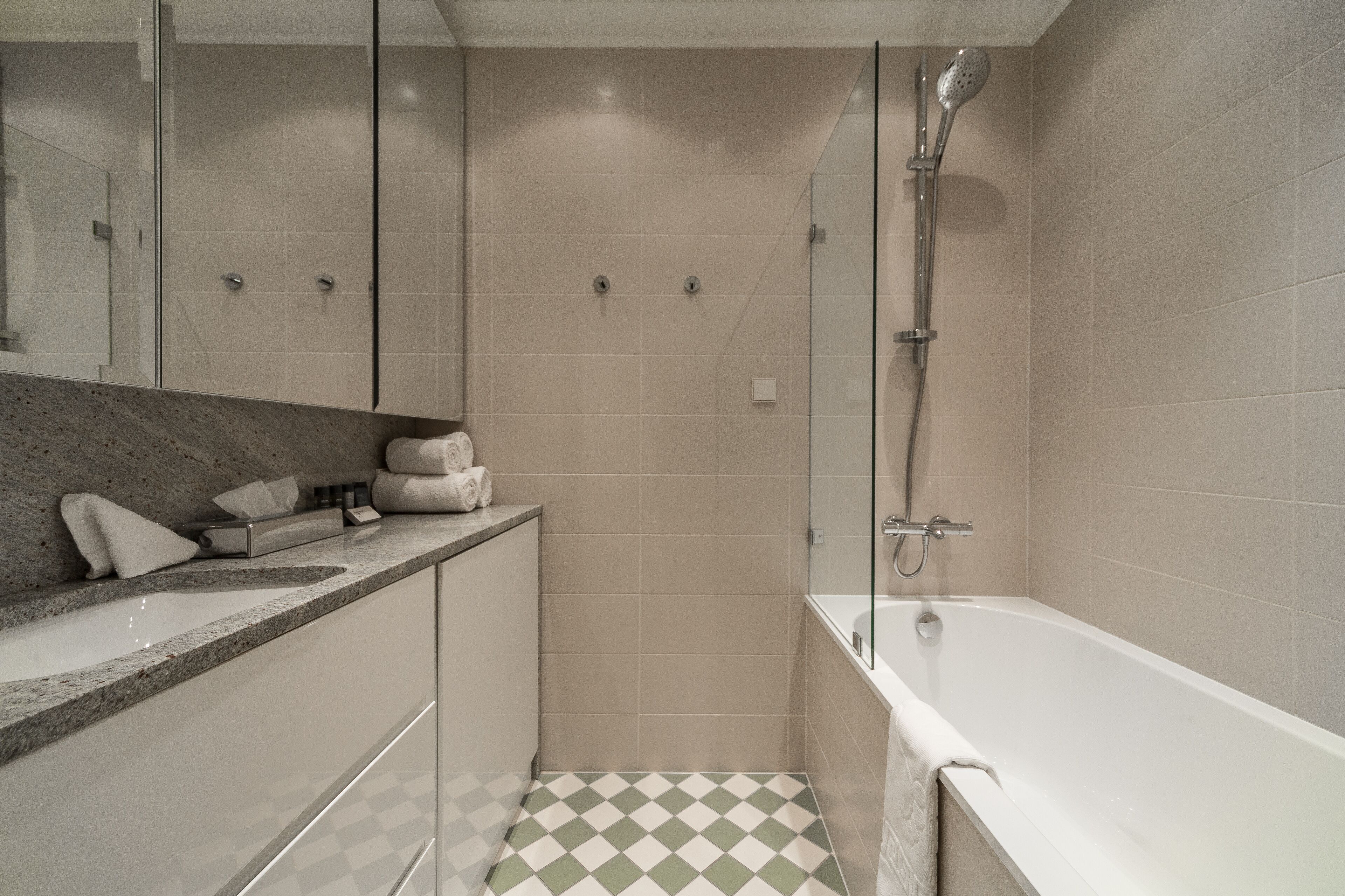 Suihkun ja ammeen yhdistelmä, ilmaiset hygieniatuotteet, hiustenkuivaaja