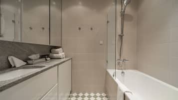 Suihkun ja ammeen yhdistelmä, ilmaiset hygieniatuotteet, hiustenkuivaaja