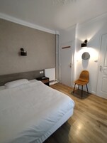 Ropa de cama de alta calidad, sistema de insonorización y wifi gratis 