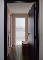 Ropa de cama de alta calidad, sistema de insonorización y wifi gratis 