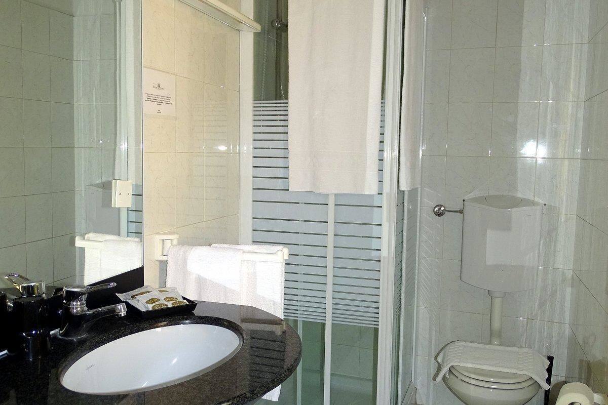 basic room | bathroom | shower, free toiletries, hair dryer, bidet