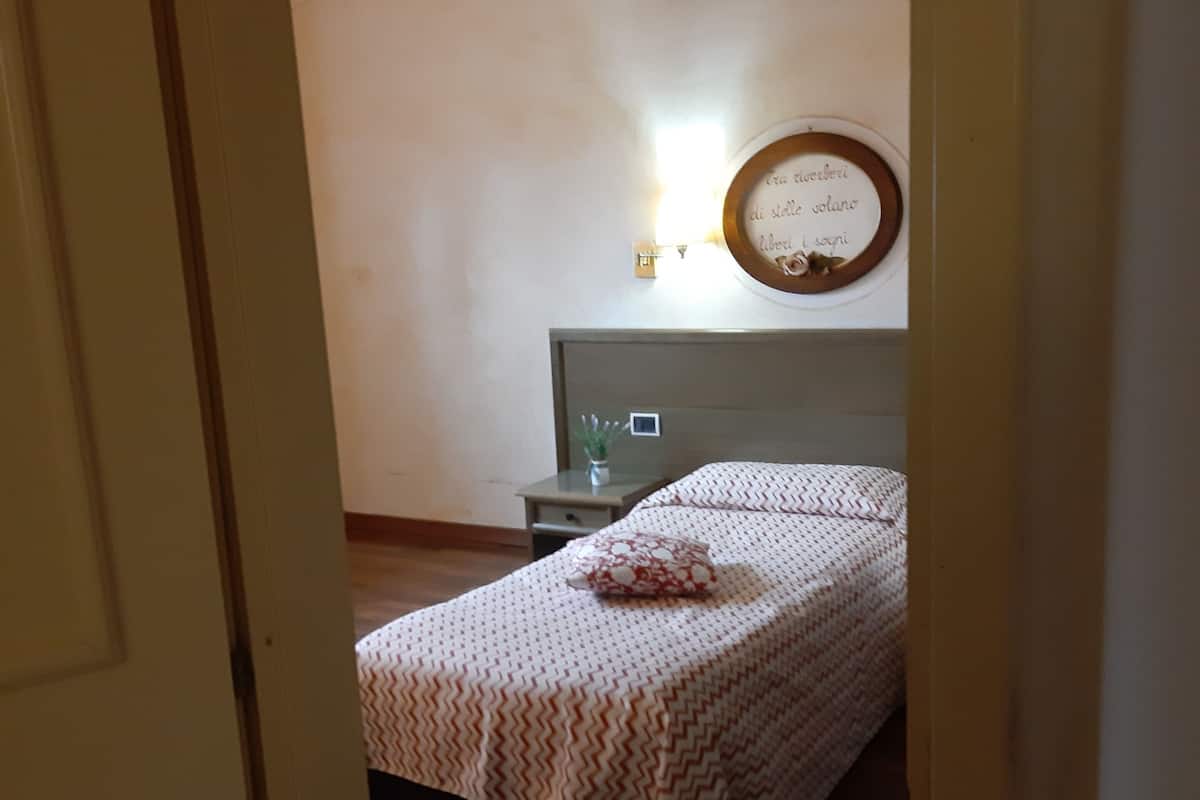 Singola Basic, 1 camera da letto, non fumatori, bagno in camera | 1 camera, minibar, una scrivania, Wi-Fi gratuito