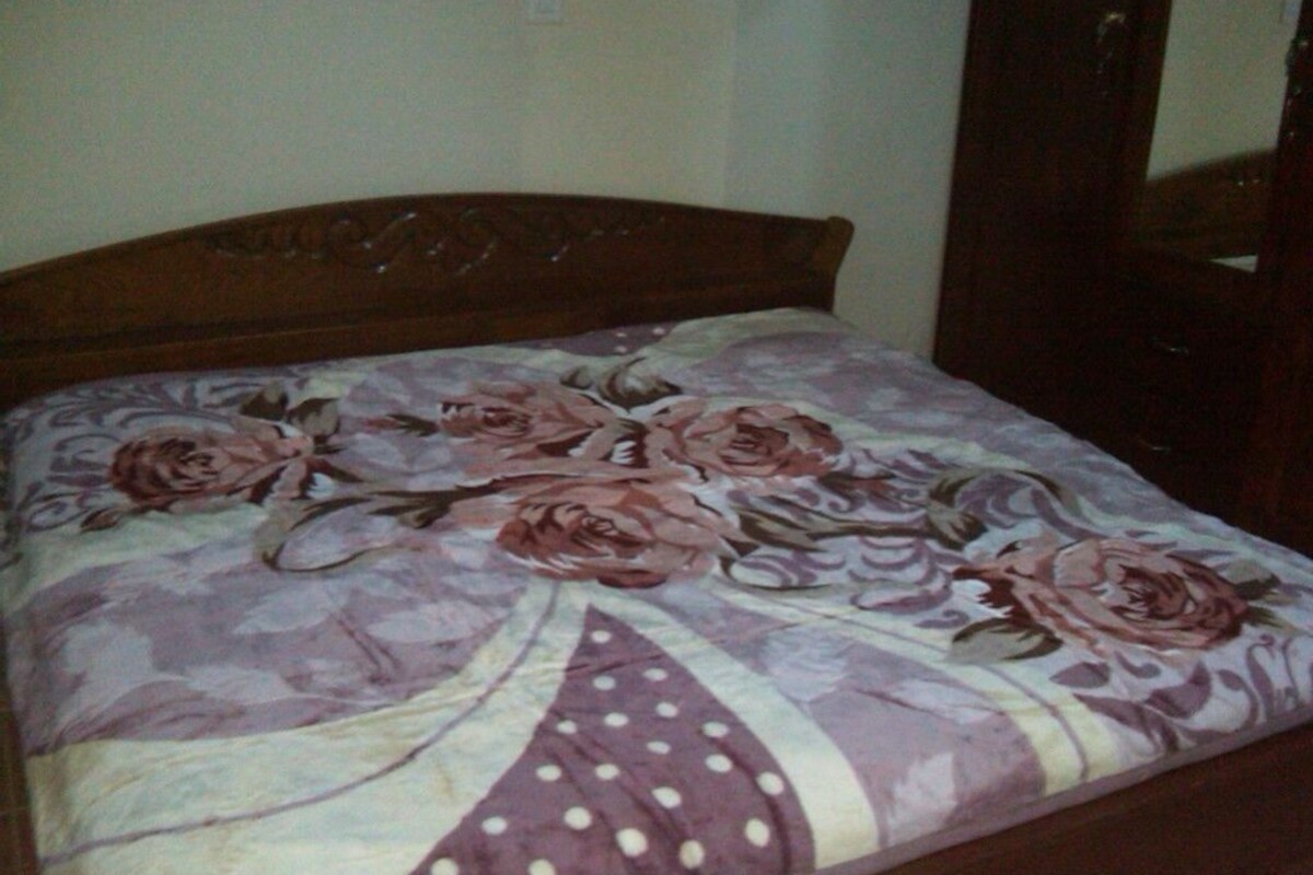 Bộ đồ giường cao cấp, bàn, bàn ủi/dụng cụ ủi quần áo