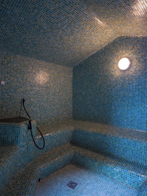 Sauna, hot tub, steam room, Turkish bath/hammam, body treatments