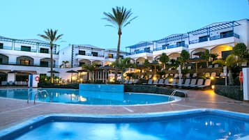 2 piscinas al aire libre, sombrillas, tumbonas