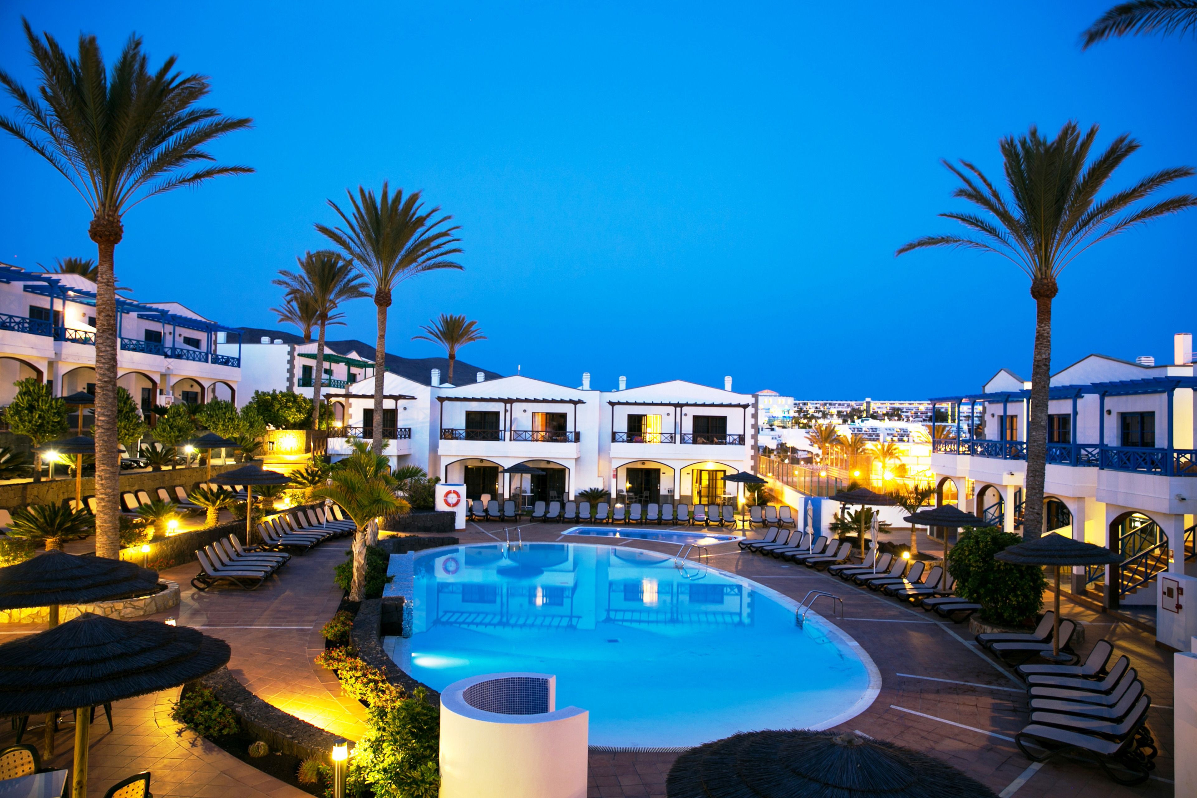 2 piscinas al aire libre, sombrillas, tumbonas