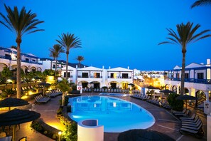 2 ulkouima-allasta, aurinkovarjoja, aurinkotuoleja