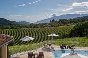 Piscine extérieure, parasols, chaises longues
