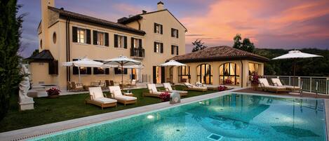 Outdoor pool, pool umbrellas, sun loungers