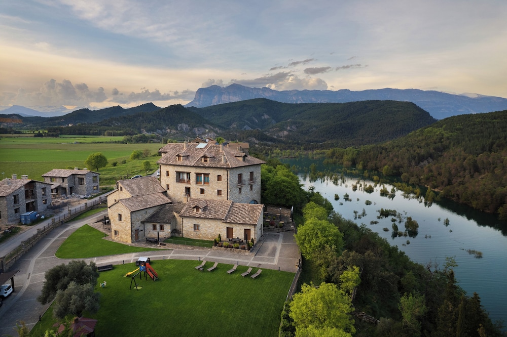 Casas Pirineo Aínsa: Historic Palace & Garden - Aragón