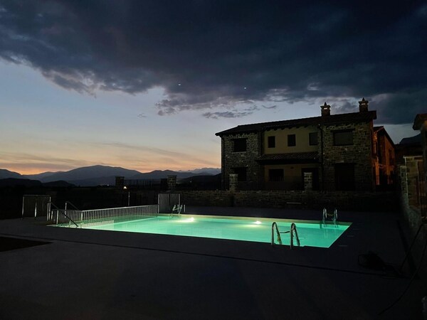 Casas Pirineo Aínsa: Pool & Garden - Aragón