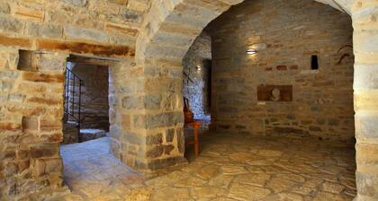 Casas Pirineo Aínsa: Historic Palace & Garden