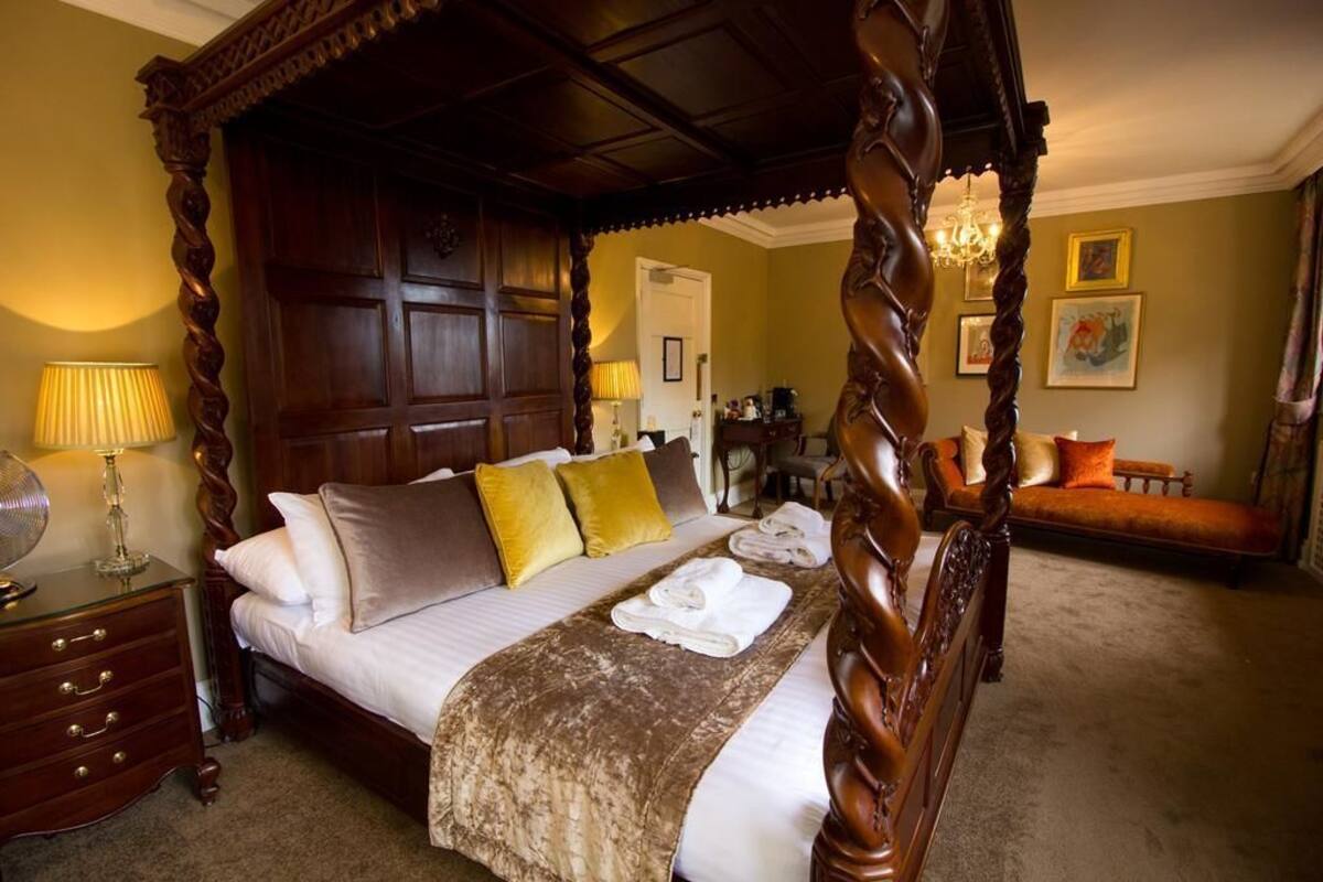 Luxury Suite, 1 King Bed, Garden View | In-room safe, desk, free WiFi