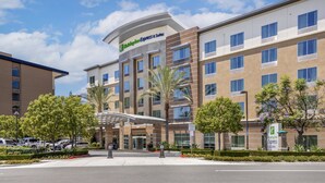 A Holiday Inn Express & Suites hotel with a modern design, featuring a covered entrance and multiple floors. - Holiday Inn Express & Suites Anaheim Resort Area by IHG (Anaheim)