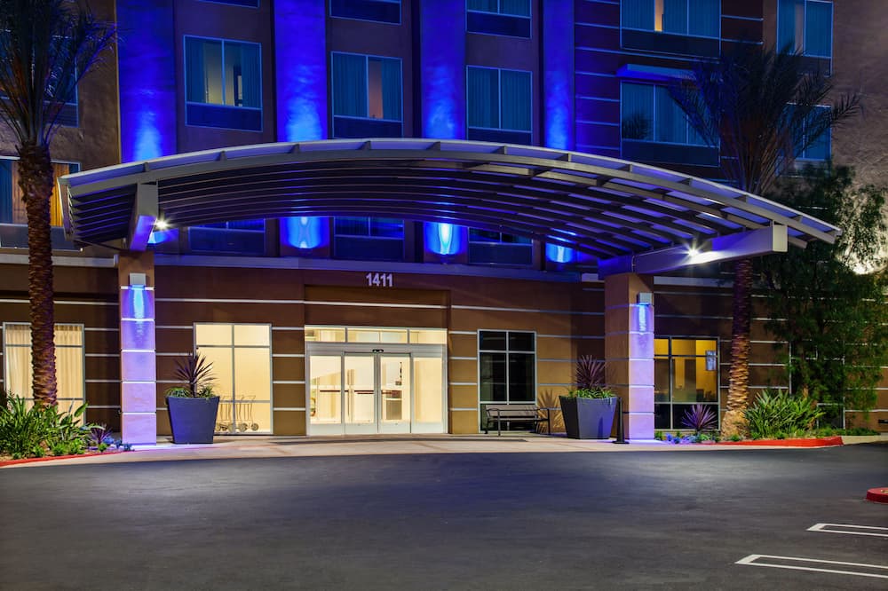 Holiday Inn Express & Suites Anaheim Resort Area by IHG