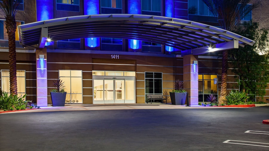 Holiday Inn Express & Suites Anaheim Resort Area by IHG