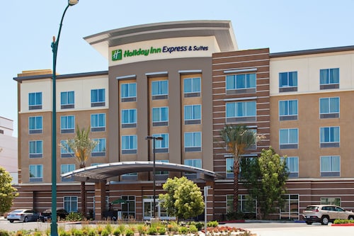 Holiday Inn Express & Suites Anaheim Resort Area by IHG