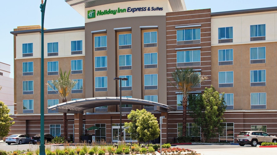 Holiday Inn Express & Suites Anaheim Resort Area by IHG