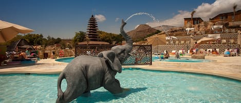 3 buitenzwembaden, parasols voor strand/zwembad