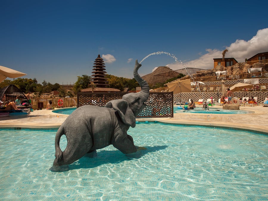 3 utendørsbassenger, bassengparasoller og solsenger