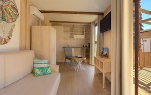 Minibar, safe på rommet, blendingsgardiner og wi-fi (inkludert)