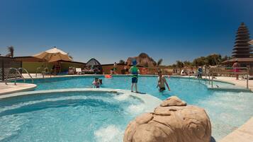 3 udendørs pools, parasoller, liggestole