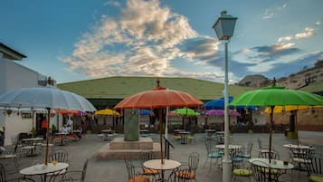 5 restauranter; serverer morgenmad, frokost, aftensmad og grillretter