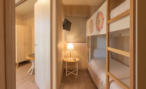 Minibar, coffres-forts dans les chambres, rideaux occultants
