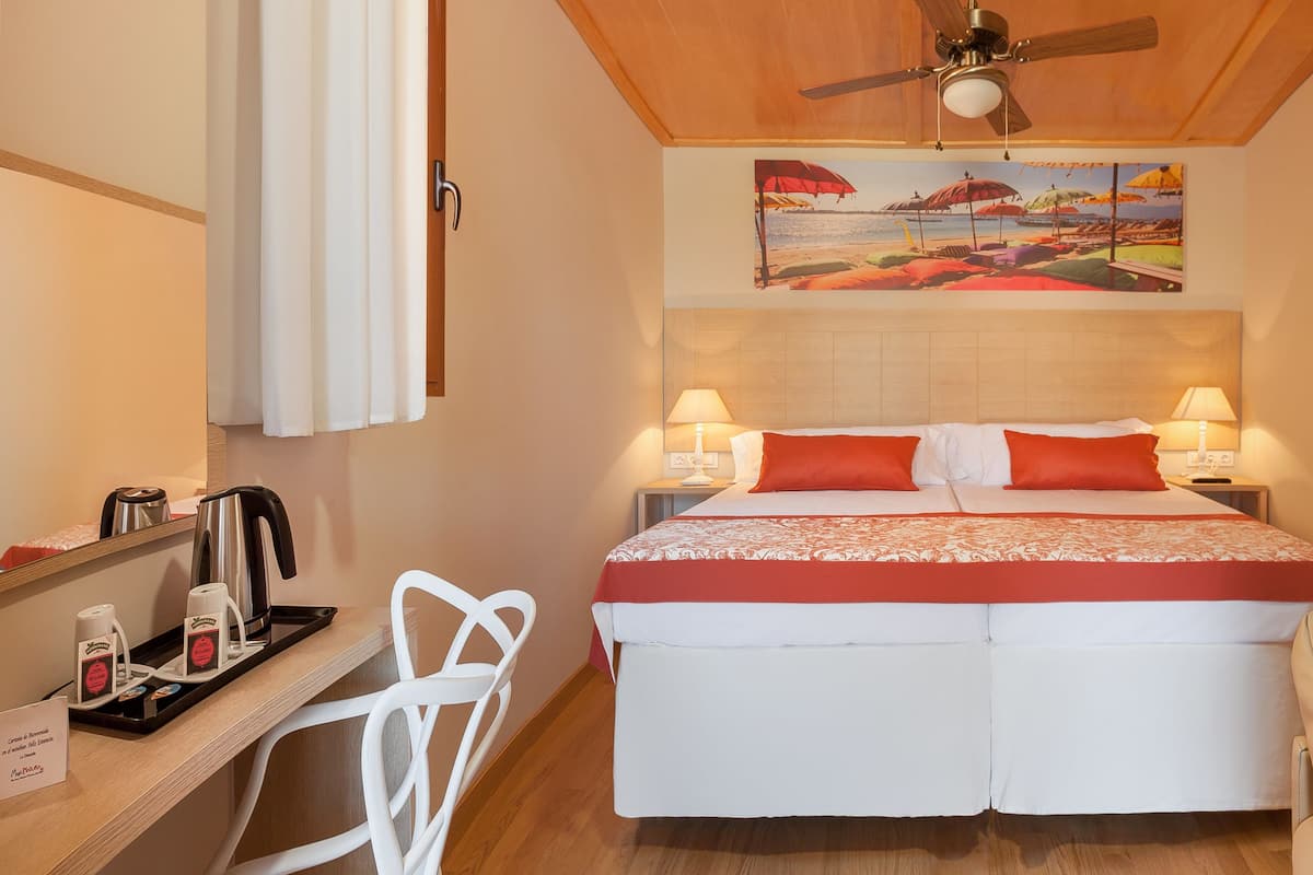 Minibar, odada kasa, güneşlik/perde, ücretsiz kablosuz İnternet