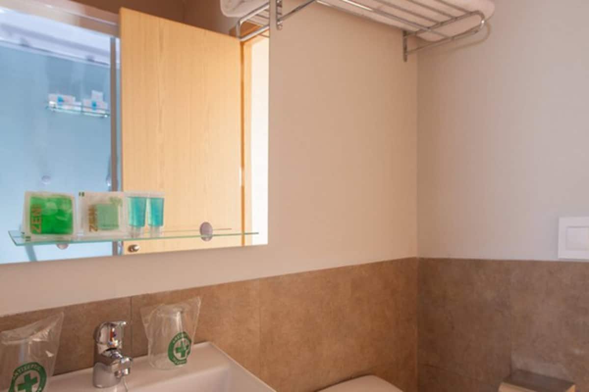 Duş, saç kurutma makinesi, havlu