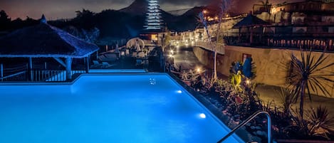 3 piscines extérieures, parasols de plage, chaises longues