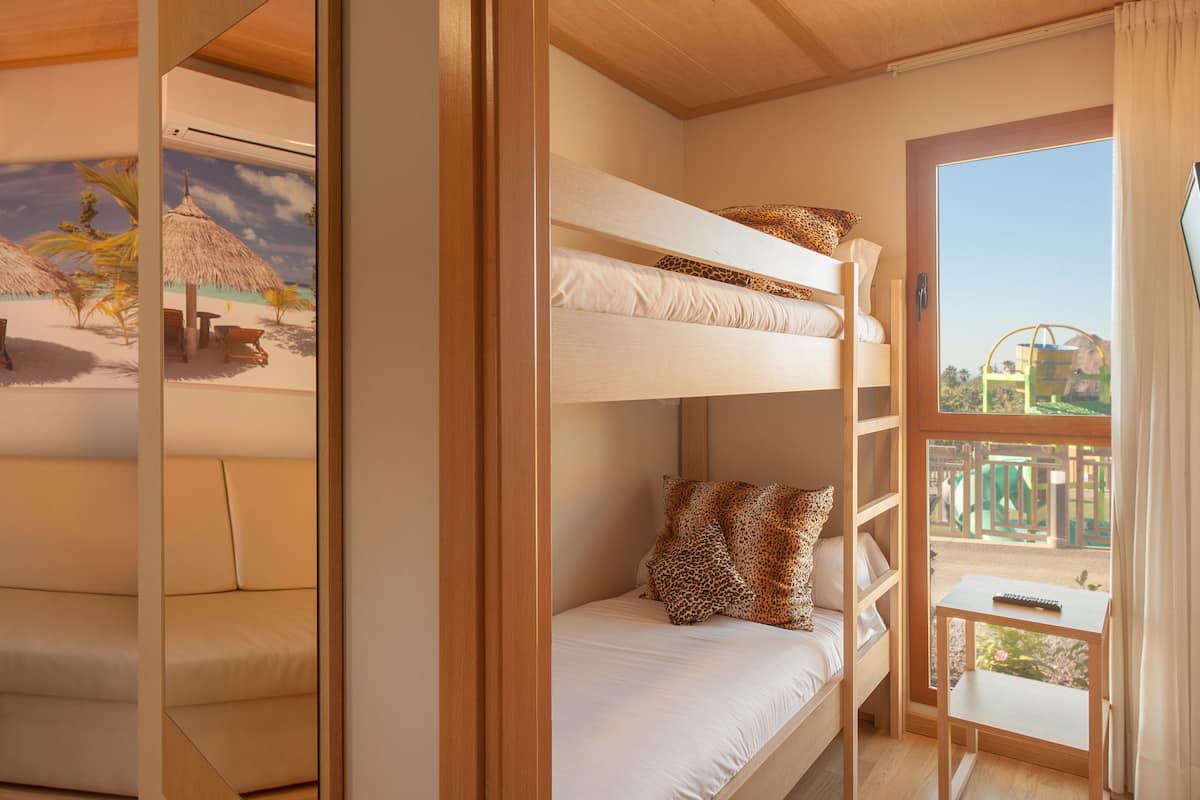 Minibar, odada kasa, güneşlik/perde, ücretsiz kablosuz İnternet