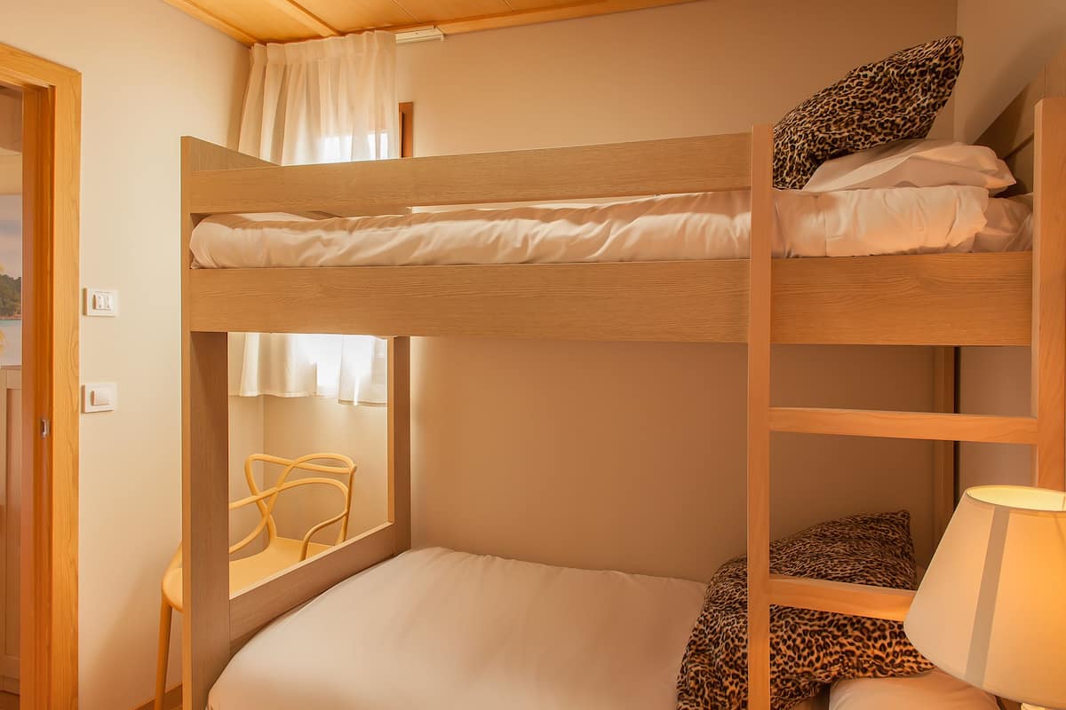 Minibar, odada kasa, güneşlik/perde, ücretsiz kablosuz İnternet