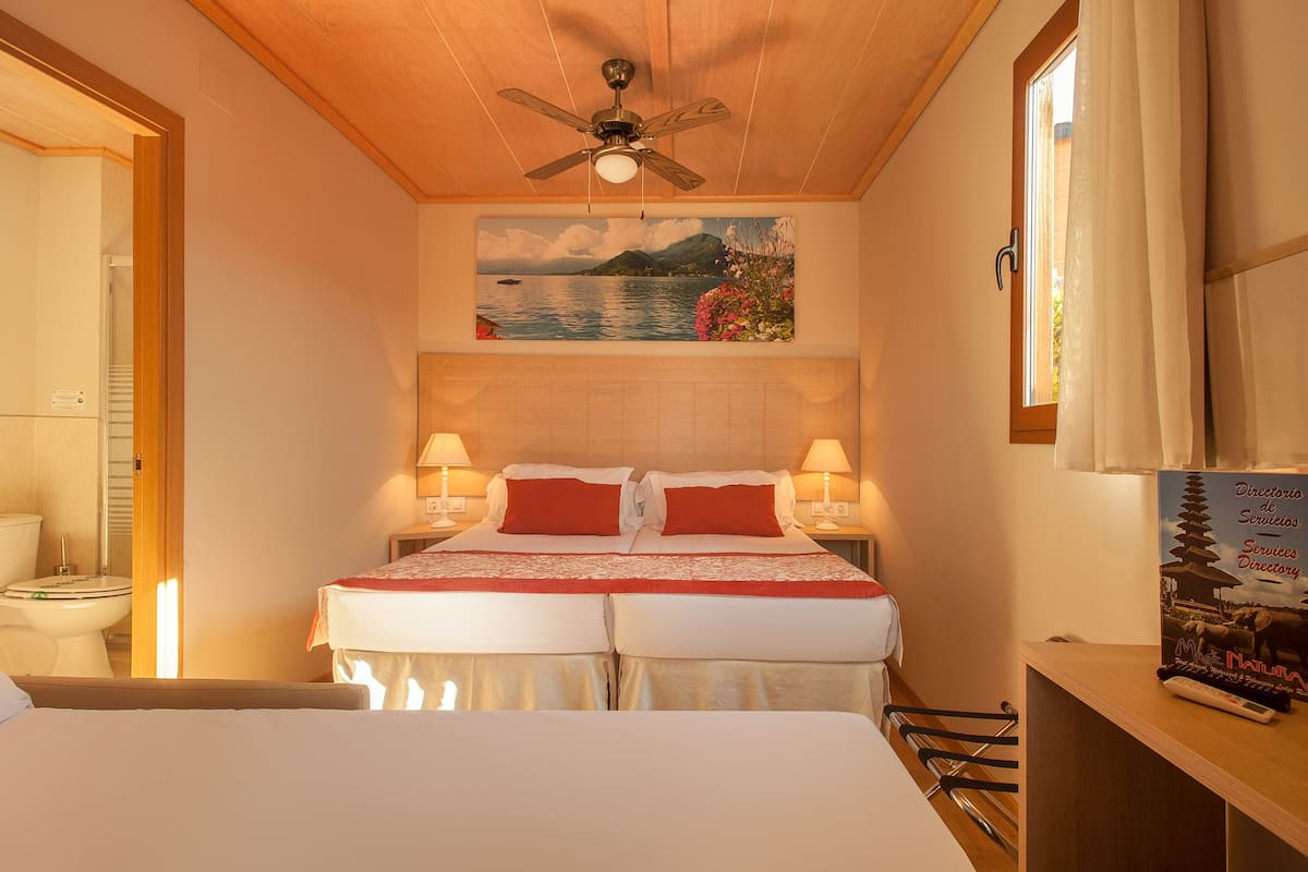 Minibar, odada kasa, güneşlik/perde, ücretsiz kablosuz İnternet