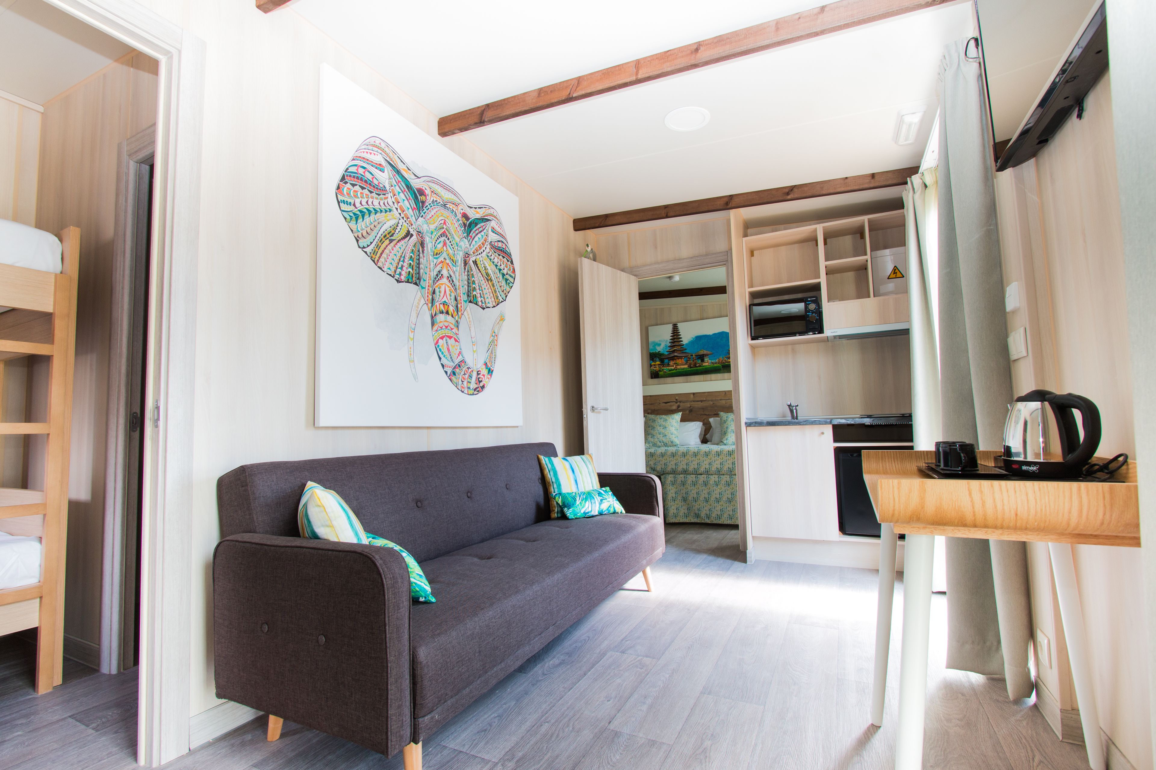 Televisión LCD de 40 pulgadas con canales por satélite, una televisión