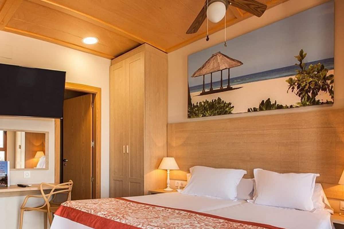 Minibar, odada kasa, güneşlik/perde, ücretsiz kablosuz İnternet