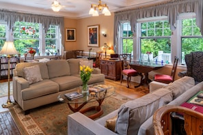 Flat-screen TV, fireplace, DVD player - Abbington Green Bed & Breakfast Inn (Asheville)