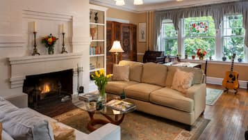 Fladskærms-tv, pejs, dvd-afspiller