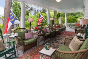 Porch - Abbington Green Bed & Breakfast Inn (Asheville)