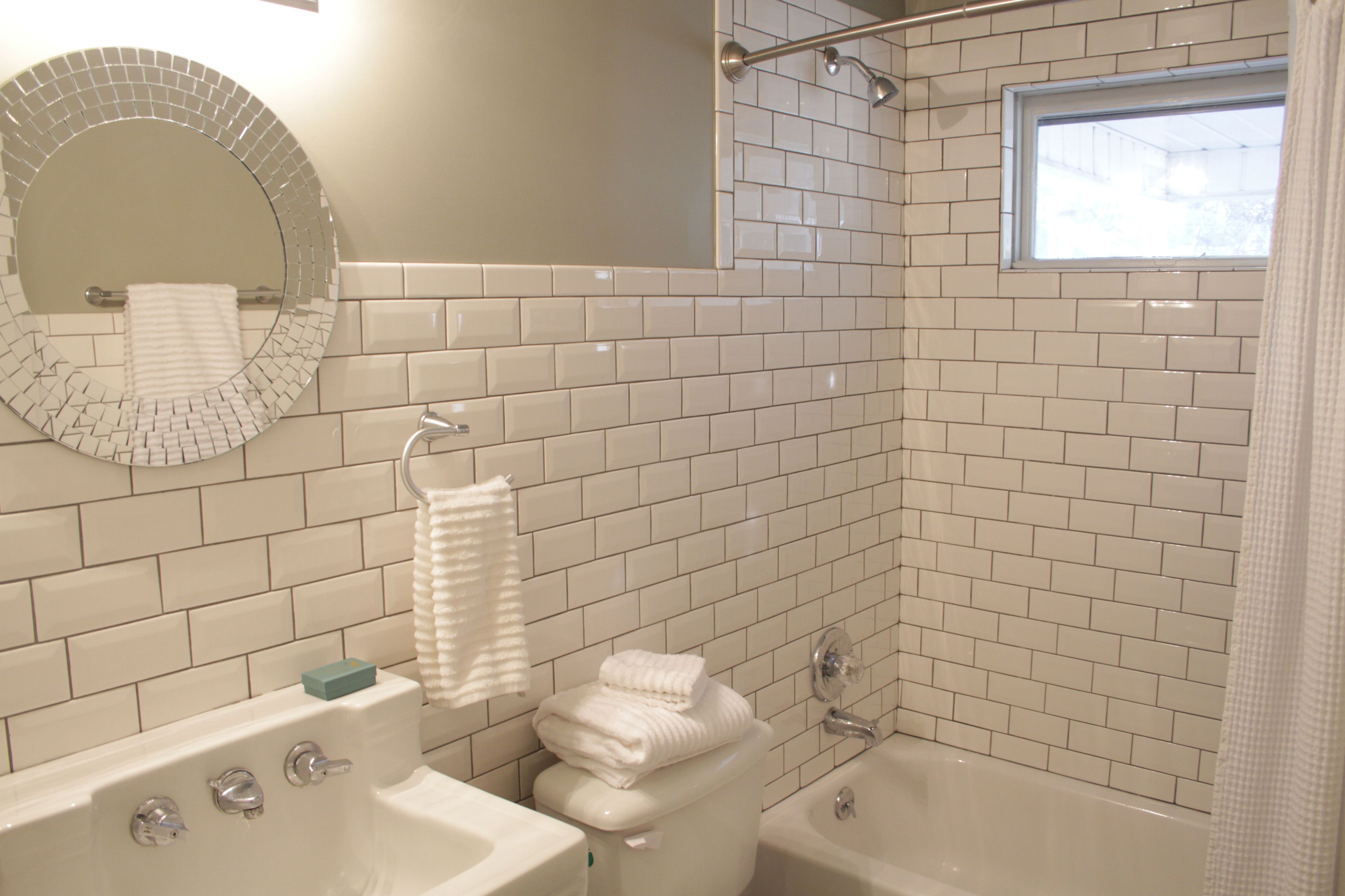 Deep soaking tub, free toiletries, towels