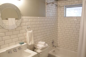 Bañera profunda, artículos de higiene personal gratuitos y toallas